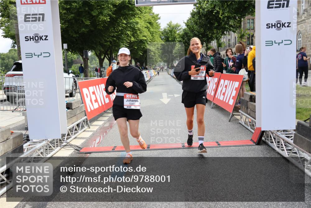 14.06.2026 - REWE Women's Run Strokosch-Dieckow http://msf.ph/oto/9788001 14.06.2026 10:24:16 Ziel 10401, 10403 meine-sportfotos.de