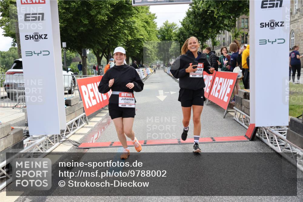 14.06.2026 - REWE Women's Run Strokosch-Dieckow http://msf.ph/oto/9788002 14.06.2026 10:24:16 Ziel 10401, 10403 meine-sportfotos.de