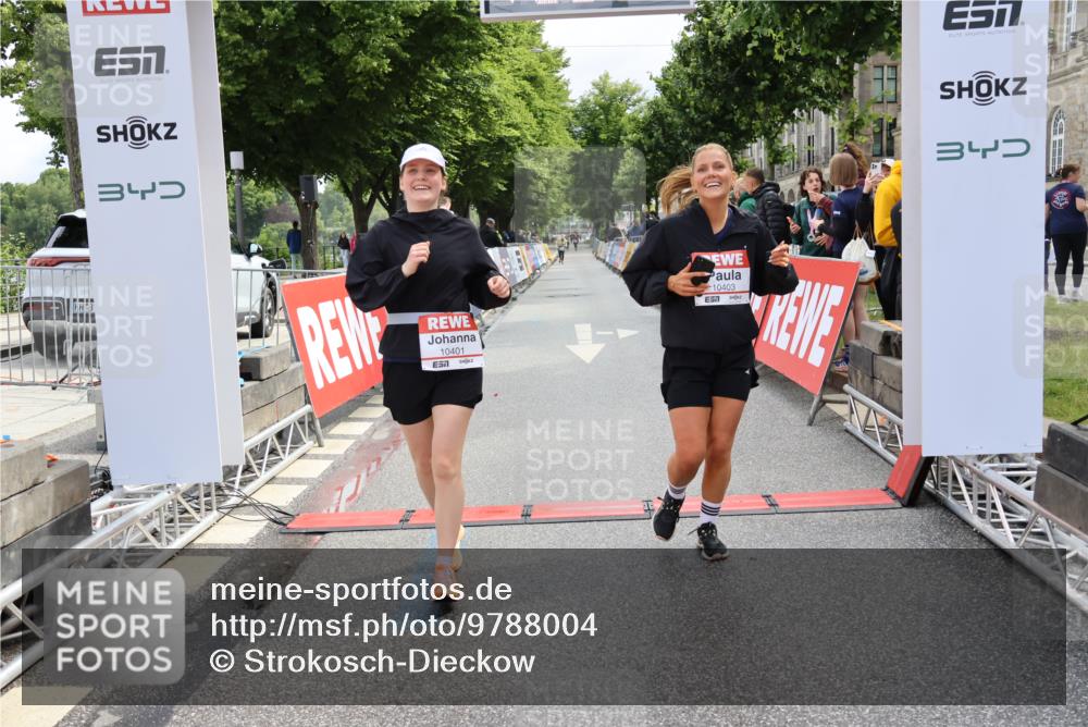 14.06.2026 - REWE Women's Run Strokosch-Dieckow http://msf.ph/oto/9788004 14.06.2026 10:24:16 Ziel 10401, 10403 meine-sportfotos.de