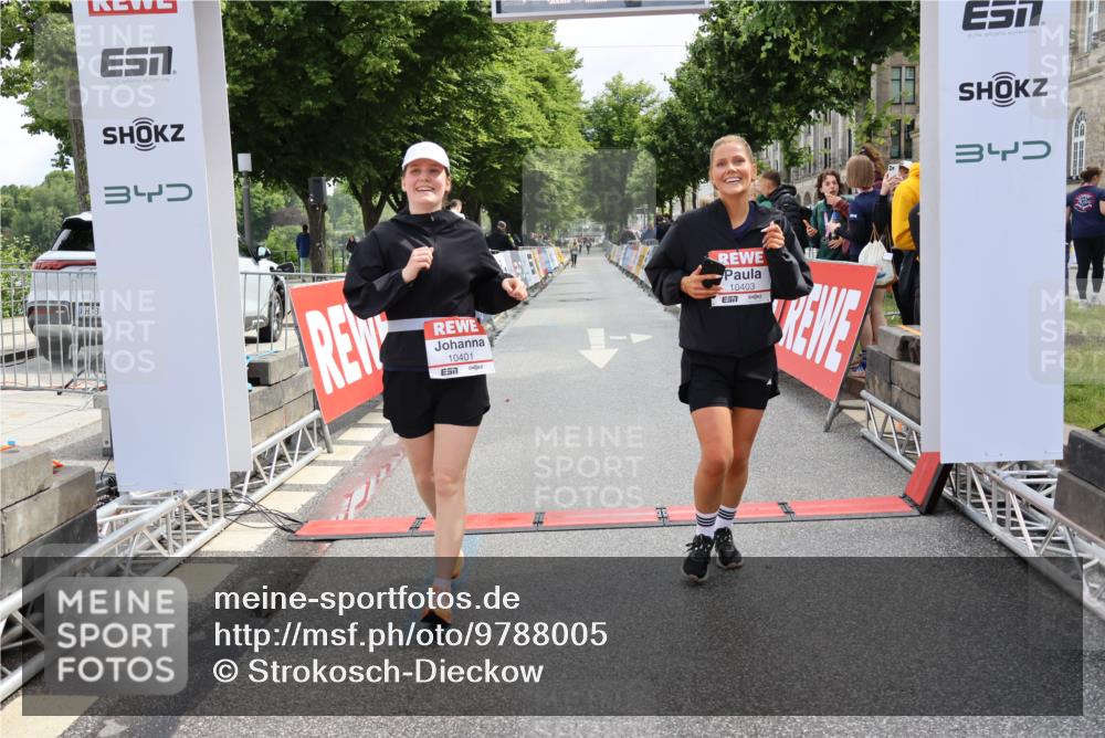 14.06.2026 - REWE Women's Run Strokosch-Dieckow http://msf.ph/oto/9788005 14.06.2026 10:24:16 Ziel 10401, 10403 meine-sportfotos.de