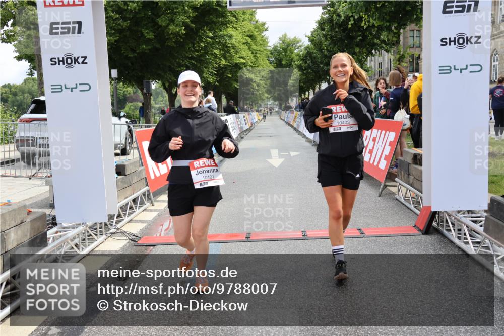 14.06.2026 - REWE Women's Run Strokosch-Dieckow http://msf.ph/oto/9788007 14.06.2026 10:24:16 Ziel 10401, 10403 meine-sportfotos.de