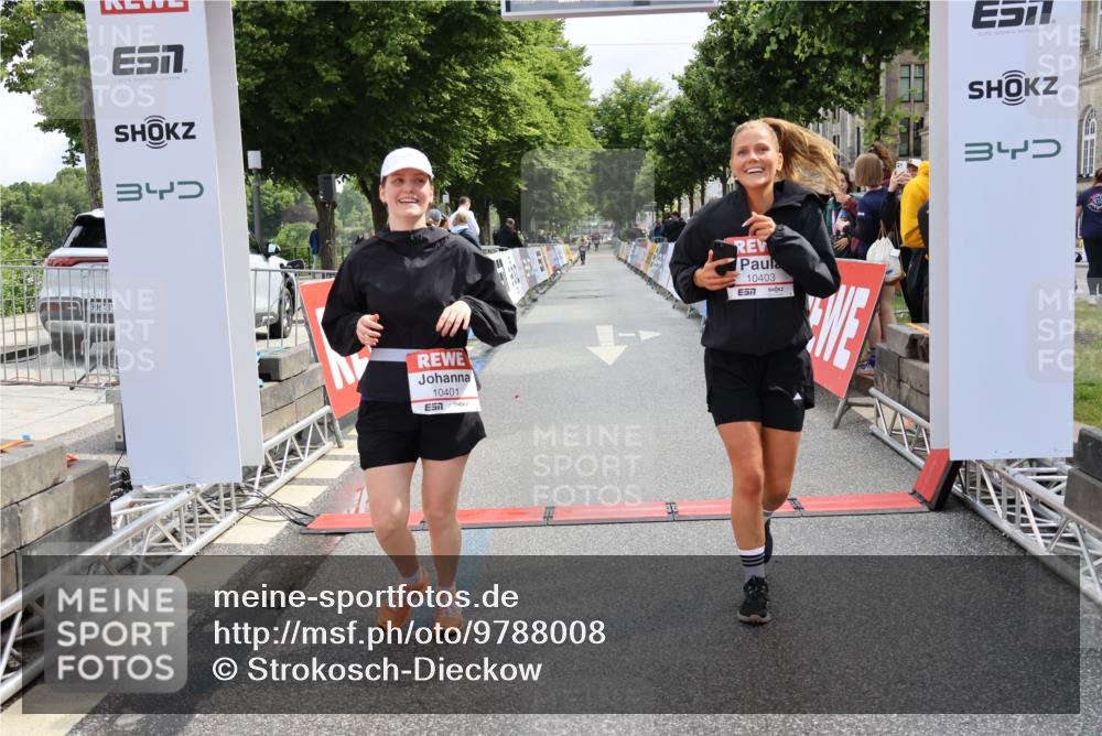 14.06.2026 - REWE Women's Run Strokosch-Dieckow http://msf.ph/oto/9788008 14.06.2026 10:24:16 Ziel 10401, 10403 meine-sportfotos.de