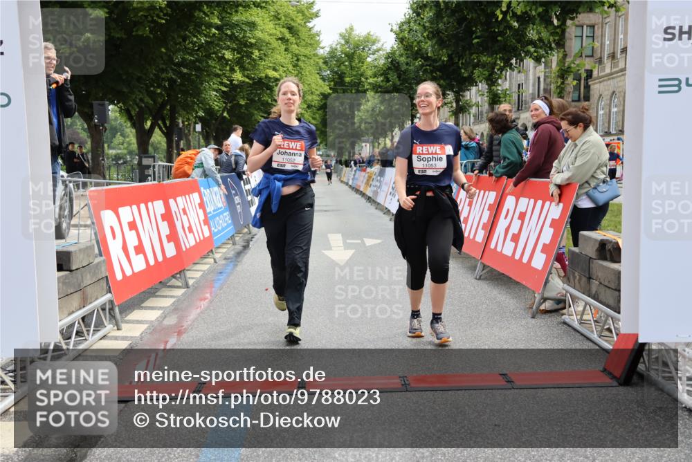 14.06.2026 - REWE Women's Run Strokosch-Dieckow http://msf.ph/oto/9788023 14.06.2026 10:25:09 Ziel 11052, 11053 meine-sportfotos.de