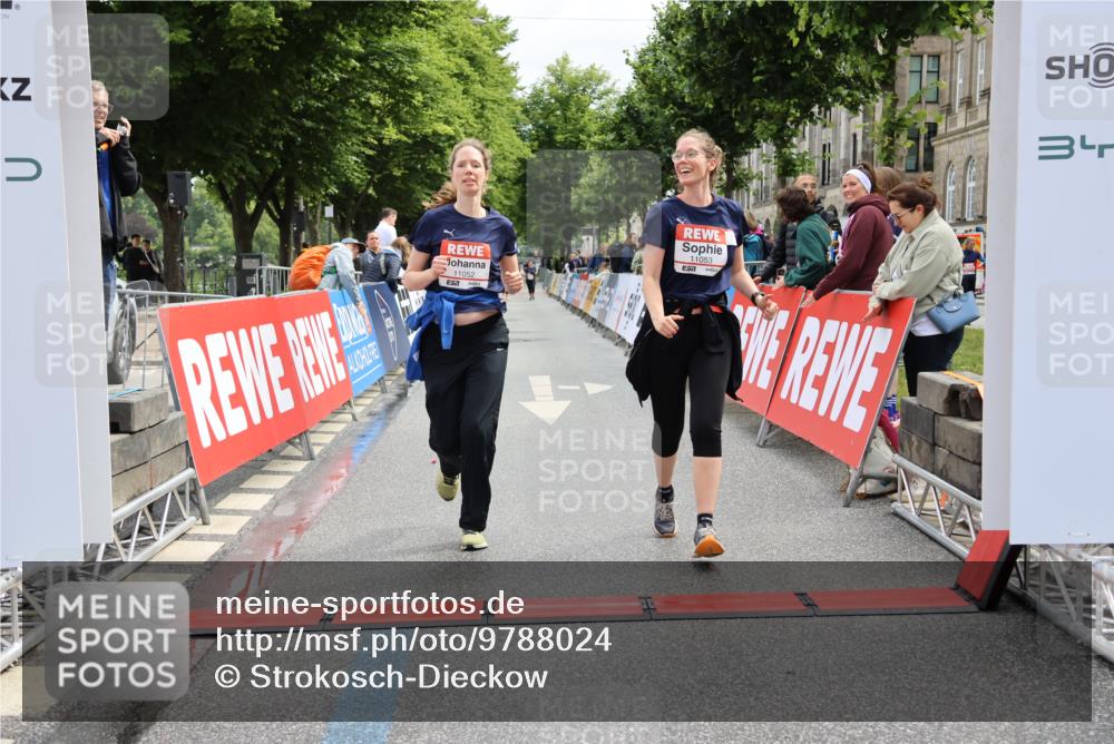 14.06.2026 - REWE Women's Run Strokosch-Dieckow http://msf.ph/oto/9788024 14.06.2026 10:25:09 Ziel 11052, 11053 meine-sportfotos.de