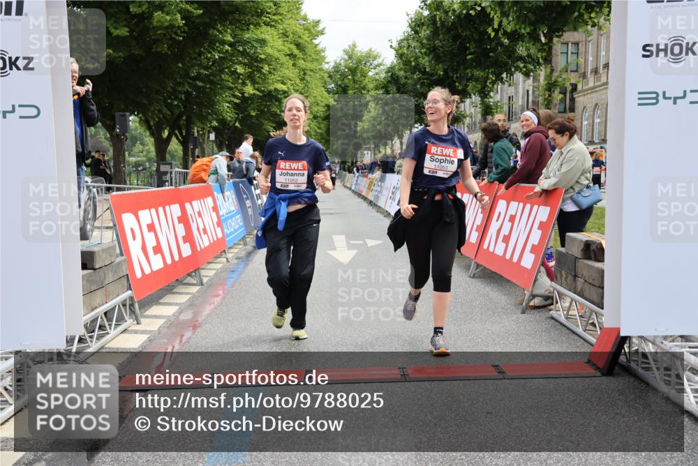 14.06.2026 - REWE Women's Run Strokosch-Dieckow http://msf.ph/oto/9788025 14.06.2026 10:25:09 Ziel 11052, 11053 meine-sportfotos.de