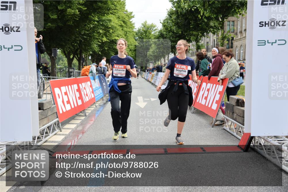 14.06.2026 - REWE Women's Run Strokosch-Dieckow http://msf.ph/oto/9788026 14.06.2026 10:25:09 Ziel 11052, 11053 meine-sportfotos.de