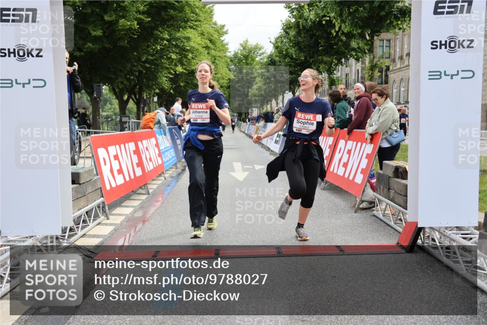 14.06.2026 - REWE Women's Run Strokosch-Dieckow http://msf.ph/oto/9788027 14.06.2026 10:25:09 Ziel 11052, 11053 meine-sportfotos.de