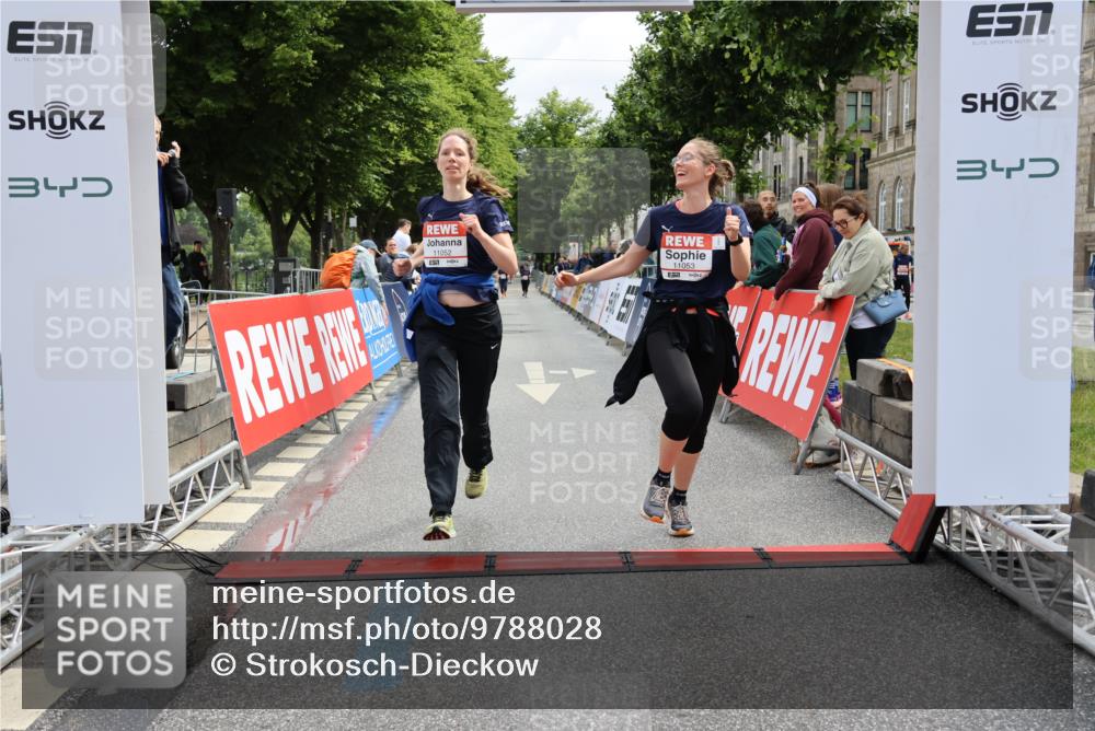 14.06.2026 - REWE Women's Run Strokosch-Dieckow http://msf.ph/oto/9788028 14.06.2026 10:25:09 Ziel 11052, 11053 meine-sportfotos.de