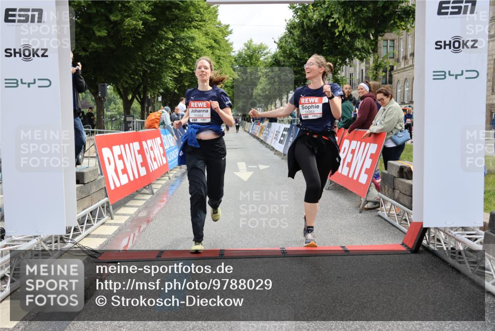 14.06.2026 - REWE Women's Run Strokosch-Dieckow http://msf.ph/oto/9788029 14.06.2026 10:25:09 Ziel 11052, 11053 meine-sportfotos.de