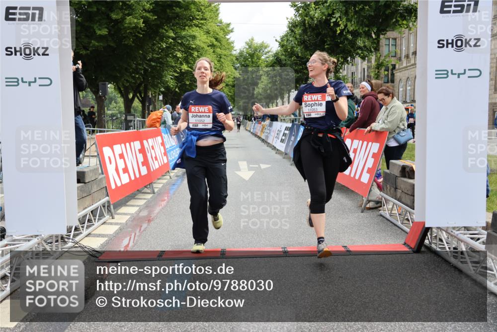 14.06.2026 - REWE Women's Run Strokosch-Dieckow http://msf.ph/oto/9788030 14.06.2026 10:25:10 Ziel 11052, 11053 meine-sportfotos.de