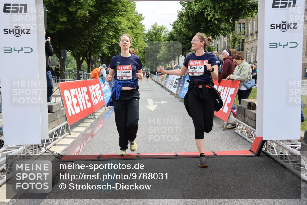 14.06.2026 - REWE Women's Run Strokosch-Dieckow http://msf.ph/oto/9788031 14.06.2026 10:25:10 Ziel 11052, 11053 meine-sportfotos.de