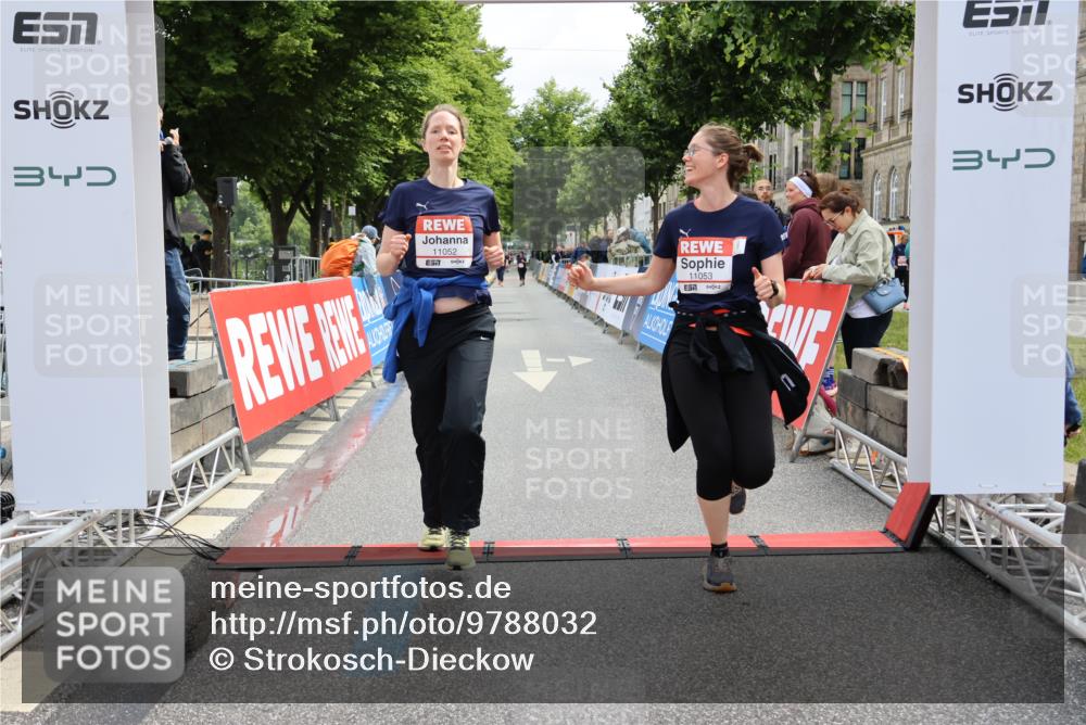 14.06.2026 - REWE Women's Run Strokosch-Dieckow http://msf.ph/oto/9788032 14.06.2026 10:25:10 Ziel 11052, 11053 meine-sportfotos.de