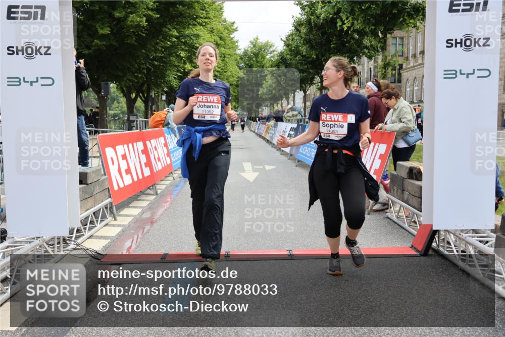 14.06.2026 - REWE Women's Run Strokosch-Dieckow http://msf.ph/oto/9788033 14.06.2026 10:25:10 Ziel 11052, 11053 meine-sportfotos.de