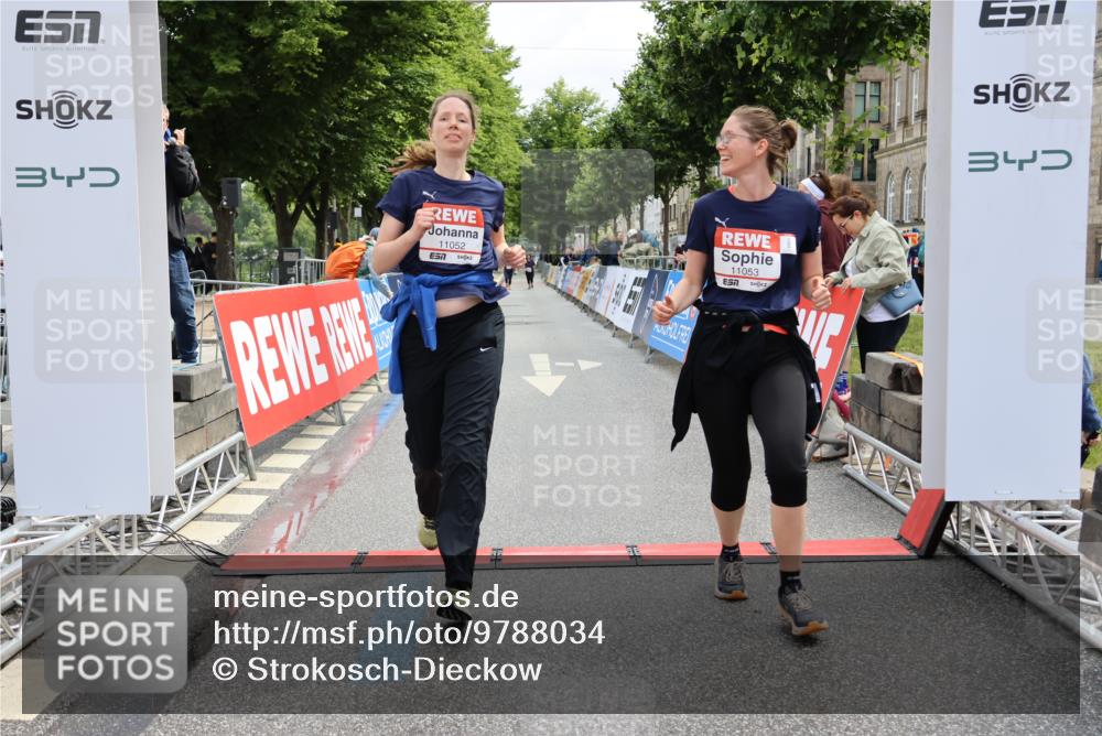 14.06.2026 - REWE Women's Run Strokosch-Dieckow http://msf.ph/oto/9788034 14.06.2026 10:25:10 Ziel 11052, 11053 meine-sportfotos.de