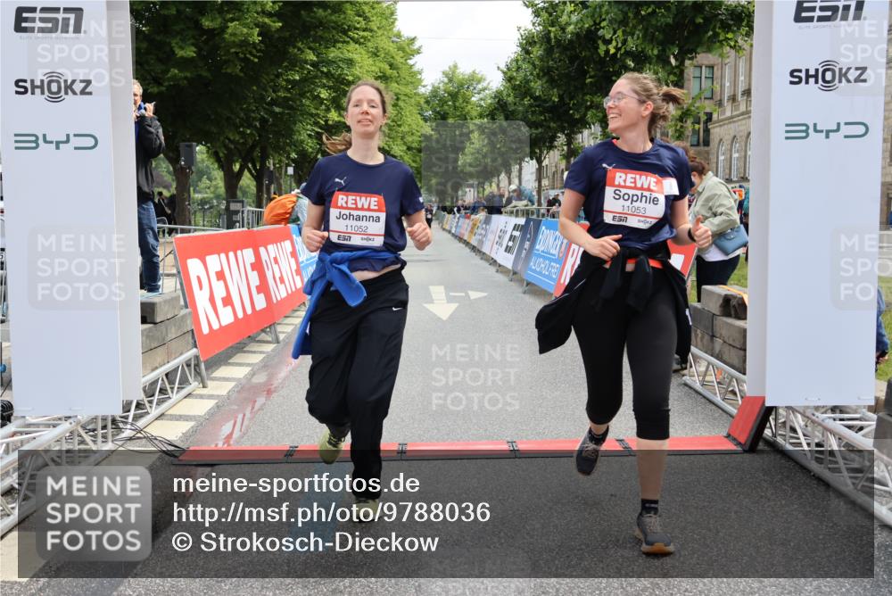 14.06.2026 - REWE Women's Run Strokosch-Dieckow http://msf.ph/oto/9788036 14.06.2026 10:25:10 Ziel 11052, 11053 meine-sportfotos.de