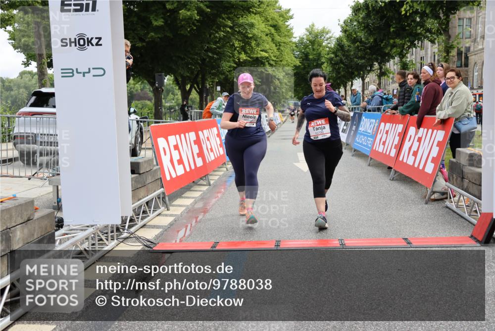 14.06.2026 - REWE Women's Run Strokosch-Dieckow http://msf.ph/oto/9788038 14.06.2026 10:25:28 Ziel 10152, 10700 meine-sportfotos.de