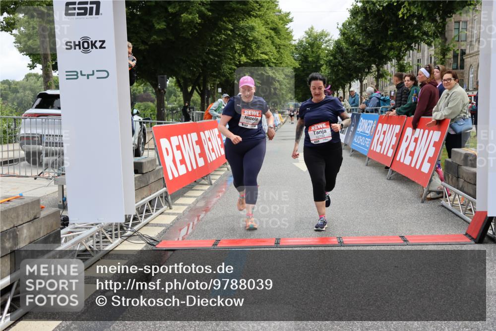 14.06.2026 - REWE Women's Run Strokosch-Dieckow http://msf.ph/oto/9788039 14.06.2026 10:25:28 Ziel 10152, 10700 meine-sportfotos.de