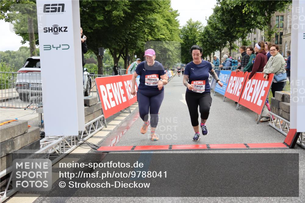 14.06.2026 - REWE Women's Run Strokosch-Dieckow http://msf.ph/oto/9788041 14.06.2026 10:25:28 Ziel 10152, 10700 meine-sportfotos.de