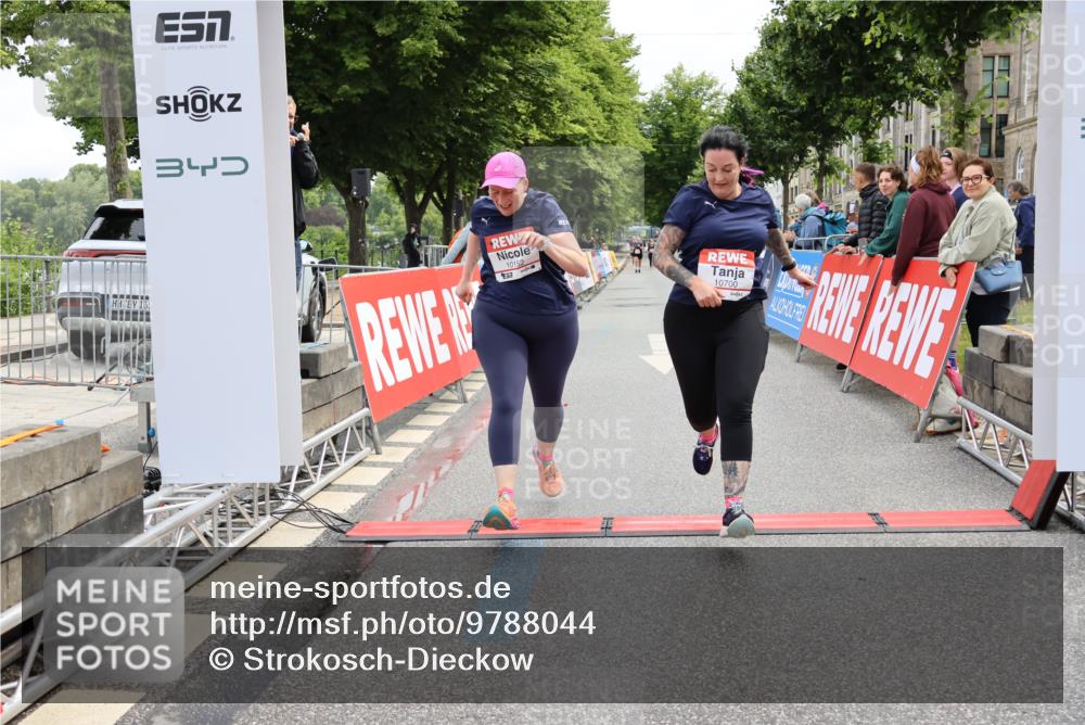 14.06.2026 - REWE Women's Run Strokosch-Dieckow http://msf.ph/oto/9788044 14.06.2026 10:25:28 Ziel 10152, 10700 meine-sportfotos.de