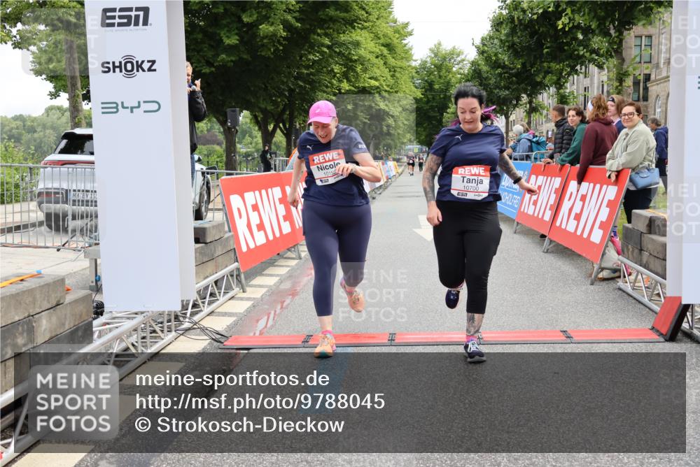 14.06.2026 - REWE Women's Run Strokosch-Dieckow http://msf.ph/oto/9788045 14.06.2026 10:25:28 Ziel 10152, 10700 meine-sportfotos.de