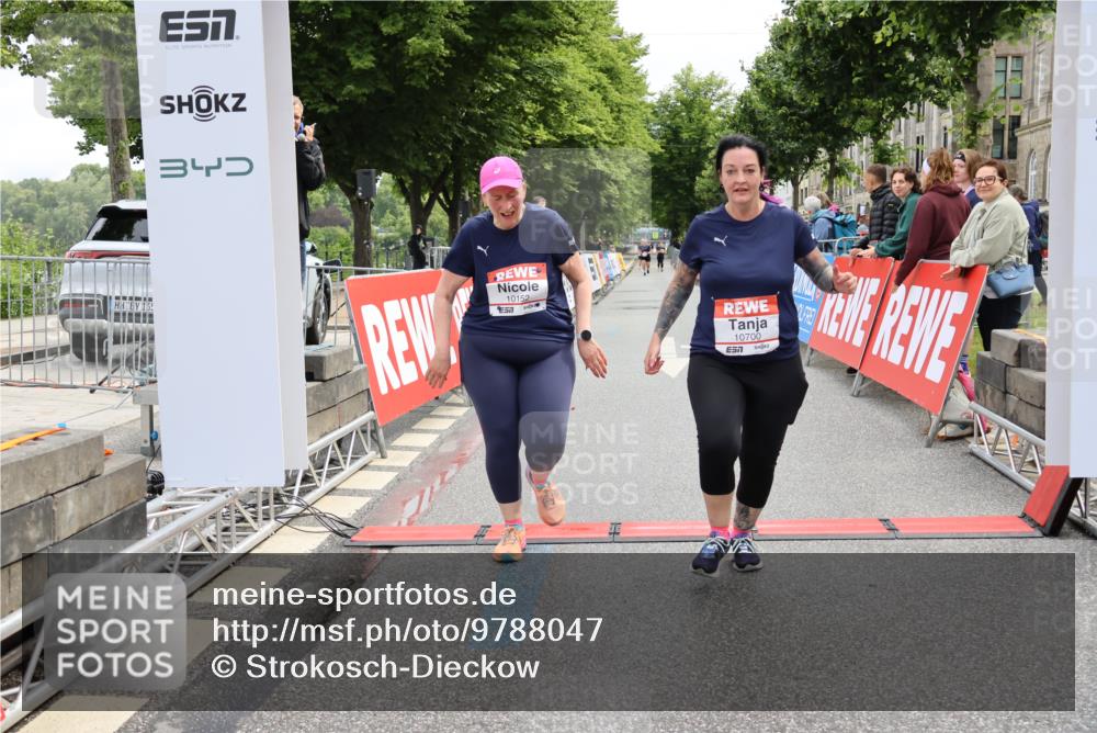 14.06.2026 - REWE Women's Run Strokosch-Dieckow http://msf.ph/oto/9788047 14.06.2026 10:25:28 Ziel 10152, 10700 meine-sportfotos.de