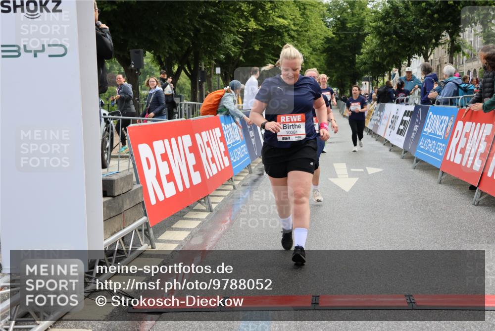 14.06.2026 - REWE Women's Run Strokosch-Dieckow http://msf.ph/oto/9788052 14.06.2026 10:25:49 Ziel 10381, 10459 meine-sportfotos.de