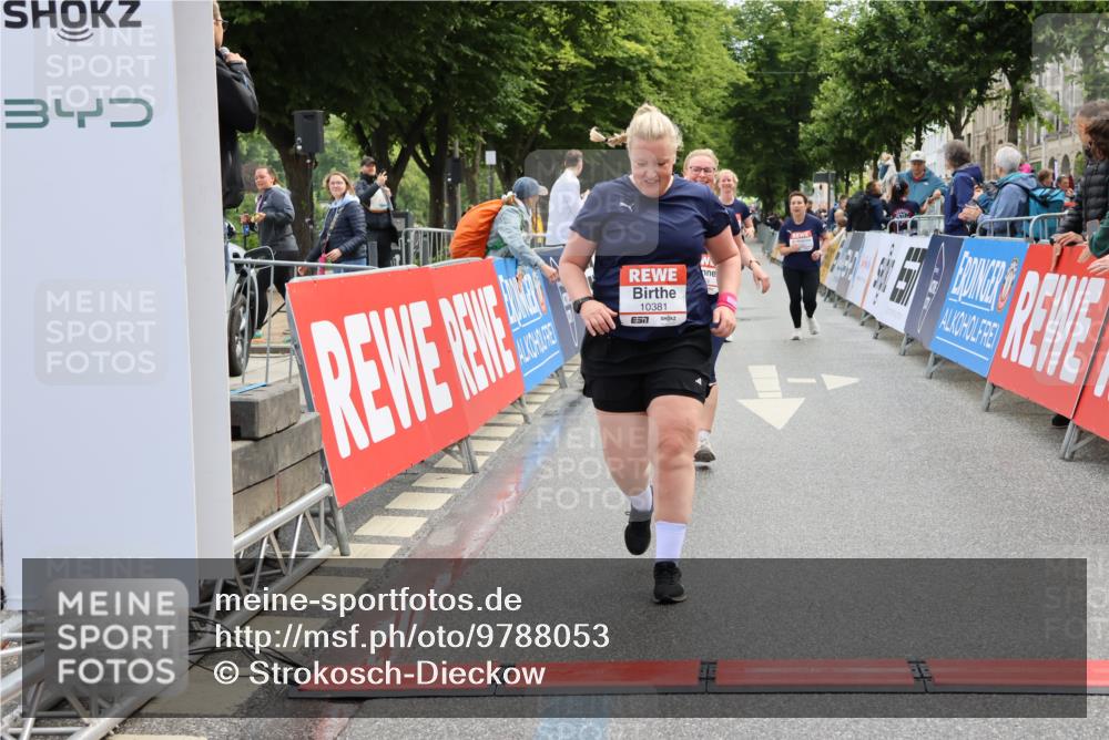 14.06.2026 - REWE Women's Run Strokosch-Dieckow http://msf.ph/oto/9788053 14.06.2026 10:25:49 Ziel 10381, 10459 meine-sportfotos.de
