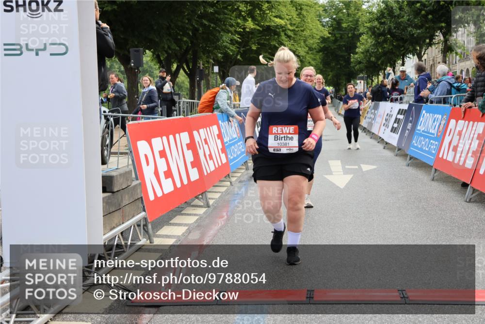 14.06.2026 - REWE Women's Run Strokosch-Dieckow http://msf.ph/oto/9788054 14.06.2026 10:25:49 Ziel 10381, 10459 meine-sportfotos.de