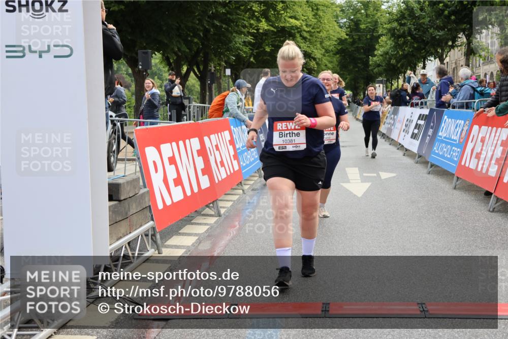 14.06.2026 - REWE Women's Run Strokosch-Dieckow http://msf.ph/oto/9788056 14.06.2026 10:25:49 Ziel 10381, 10459 meine-sportfotos.de