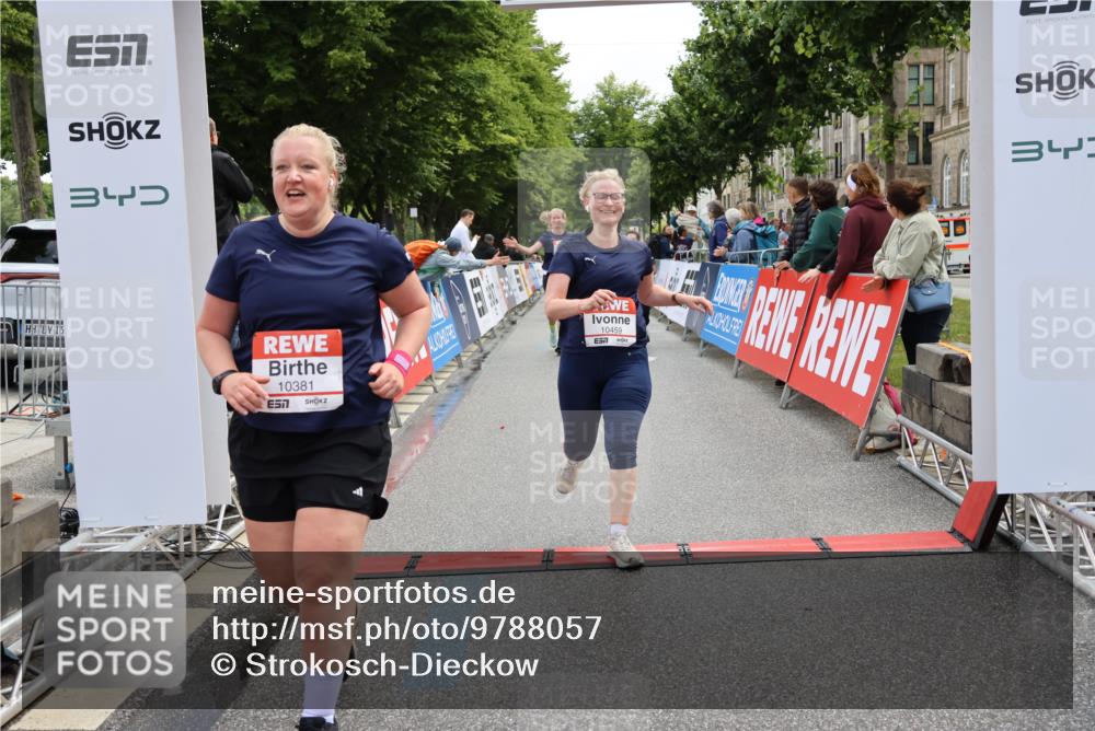 14.06.2026 - REWE Women's Run Strokosch-Dieckow http://msf.ph/oto/9788057 14.06.2026 10:25:51 Ziel 10381, 10459, 10562, 11237 meine-sportfotos.de