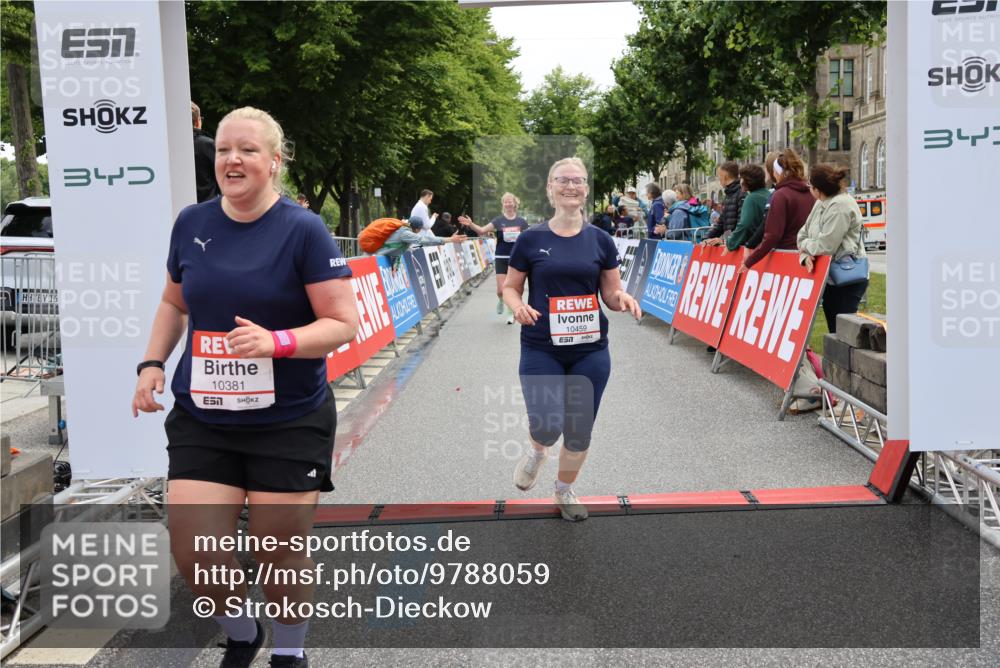 14.06.2026 - REWE Women's Run Strokosch-Dieckow http://msf.ph/oto/9788059 14.06.2026 10:25:51 Ziel 10381, 10459, 10562, 11237 meine-sportfotos.de