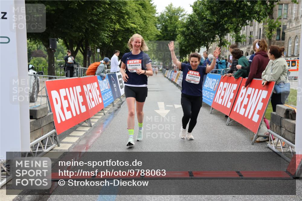 14.06.2026 - REWE Women's Run Strokosch-Dieckow http://msf.ph/oto/9788063 14.06.2026 10:25:54 Ziel 10381, 10459, 10562, 11237 meine-sportfotos.de