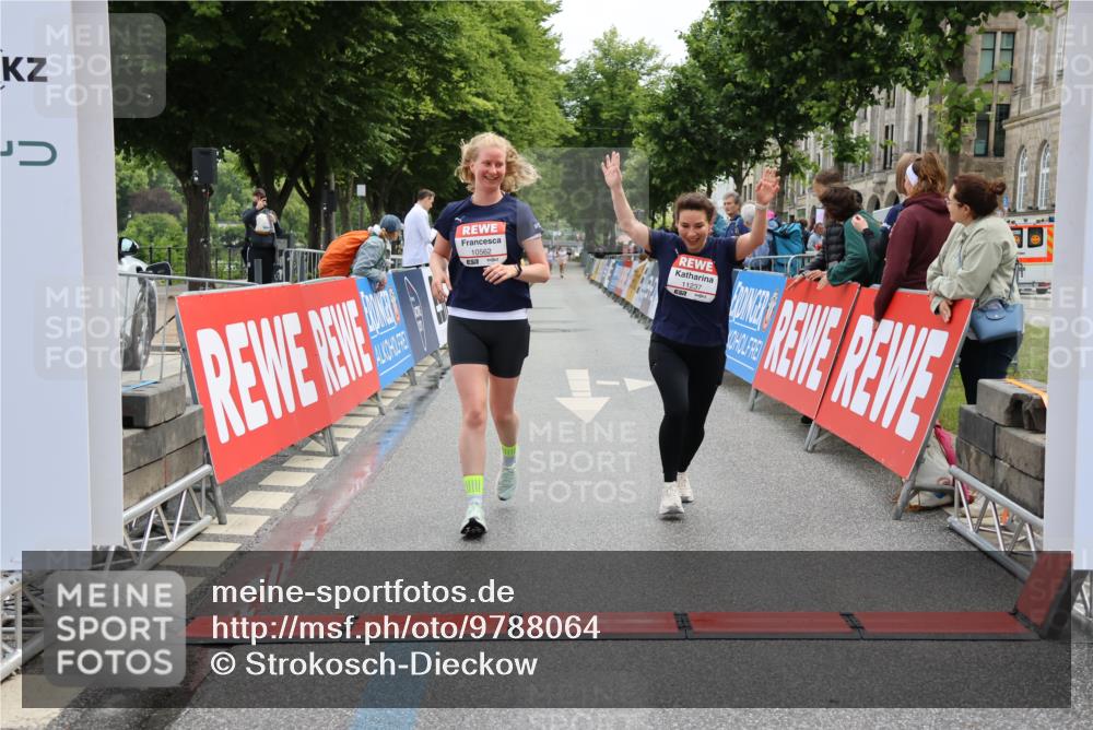 14.06.2026 - REWE Women's Run Strokosch-Dieckow http://msf.ph/oto/9788064 14.06.2026 10:25:54 Ziel 10381, 10459, 10562, 11237 meine-sportfotos.de