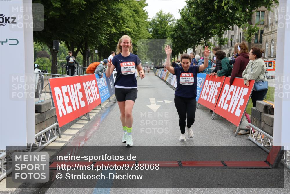 14.06.2026 - REWE Women's Run Strokosch-Dieckow http://msf.ph/oto/9788068 14.06.2026 10:25:54 Ziel 10381, 10459, 10562, 11237 meine-sportfotos.de