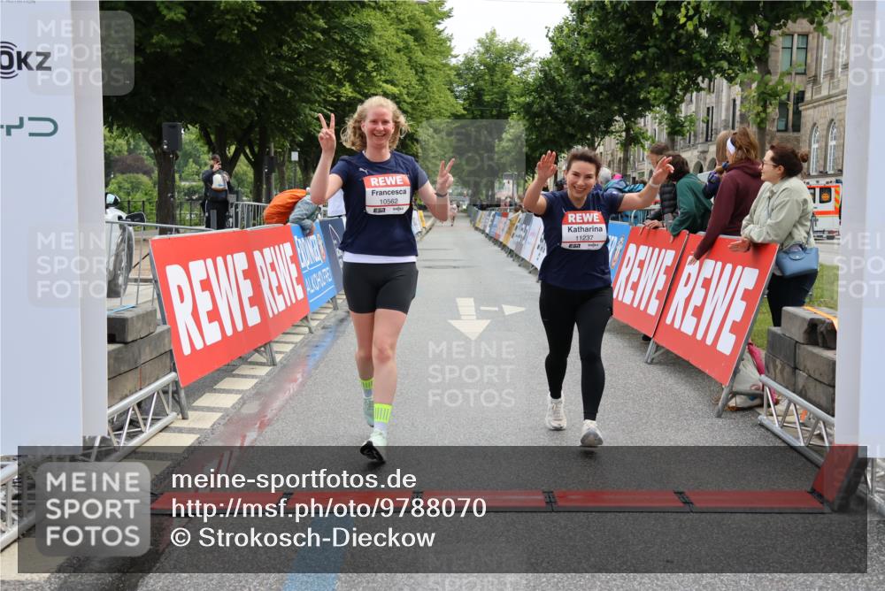14.06.2026 - REWE Women's Run Strokosch-Dieckow http://msf.ph/oto/9788070 14.06.2026 10:25:55 Ziel 10381, 10459, 10562, 11237 meine-sportfotos.de