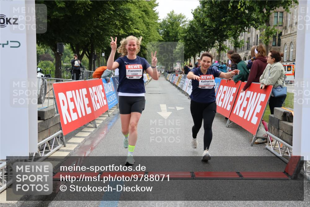 14.06.2026 - REWE Women's Run Strokosch-Dieckow http://msf.ph/oto/9788071 14.06.2026 10:25:55 Ziel 10381, 10459, 10562, 11237 meine-sportfotos.de