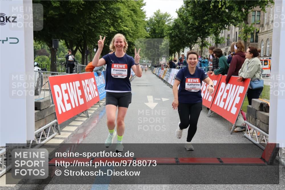 14.06.2026 - REWE Women's Run Strokosch-Dieckow http://msf.ph/oto/9788073 14.06.2026 10:25:55 Ziel 10381, 10459, 10562, 11237 meine-sportfotos.de