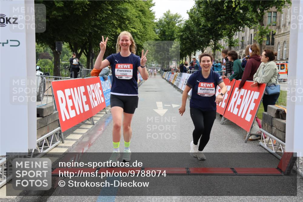 14.06.2026 - REWE Women's Run Strokosch-Dieckow http://msf.ph/oto/9788074 14.06.2026 10:25:55 Ziel 10381, 10459, 10562, 11237 meine-sportfotos.de