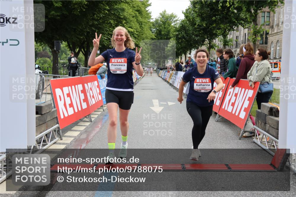 14.06.2026 - REWE Women's Run Strokosch-Dieckow http://msf.ph/oto/9788075 14.06.2026 10:25:55 Ziel 10381, 10459, 10562, 11237 meine-sportfotos.de
