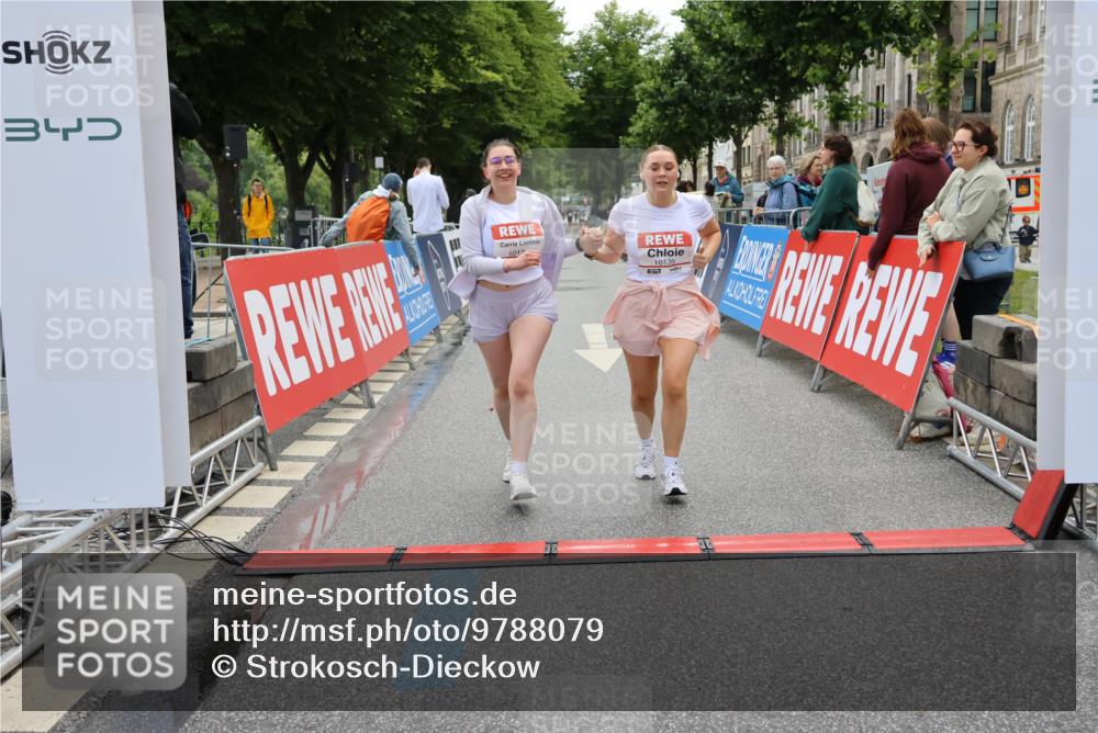 14.06.2026 - REWE Women's Run Strokosch-Dieckow http://msf.ph/oto/9788079 14.06.2026 10:26:21 Ziel 10135, 10136 meine-sportfotos.de