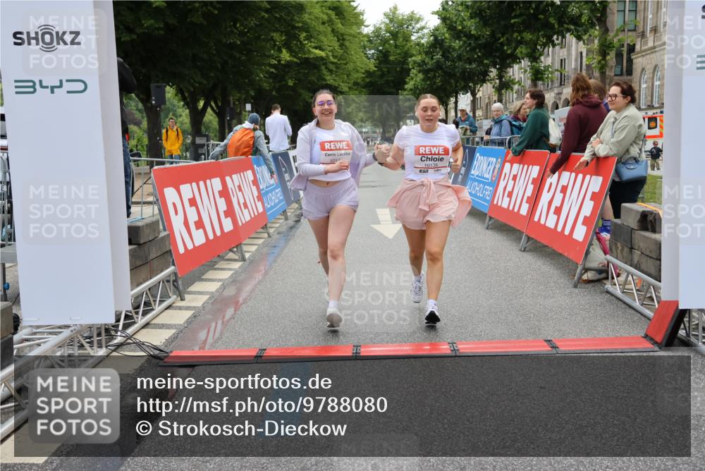 14.06.2026 - REWE Women's Run Strokosch-Dieckow http://msf.ph/oto/9788080 14.06.2026 10:26:21 Ziel 10135, 10136 meine-sportfotos.de