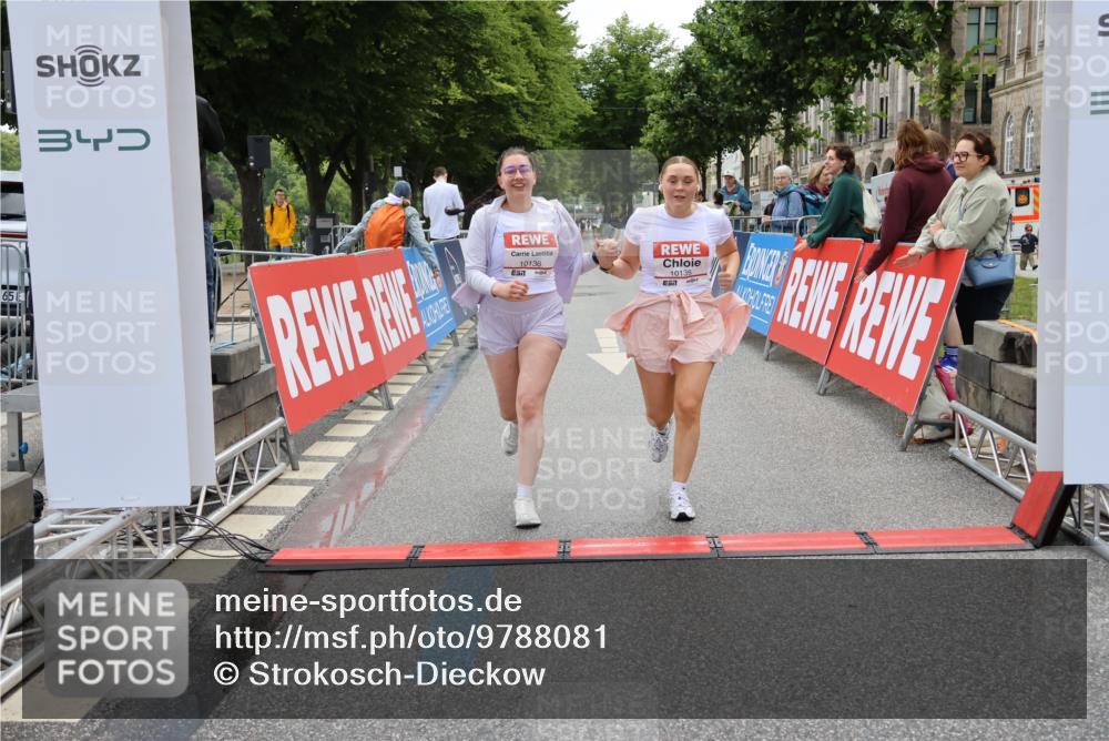 14.06.2026 - REWE Women's Run Strokosch-Dieckow http://msf.ph/oto/9788081 14.06.2026 10:26:21 Ziel 10135, 10136 meine-sportfotos.de