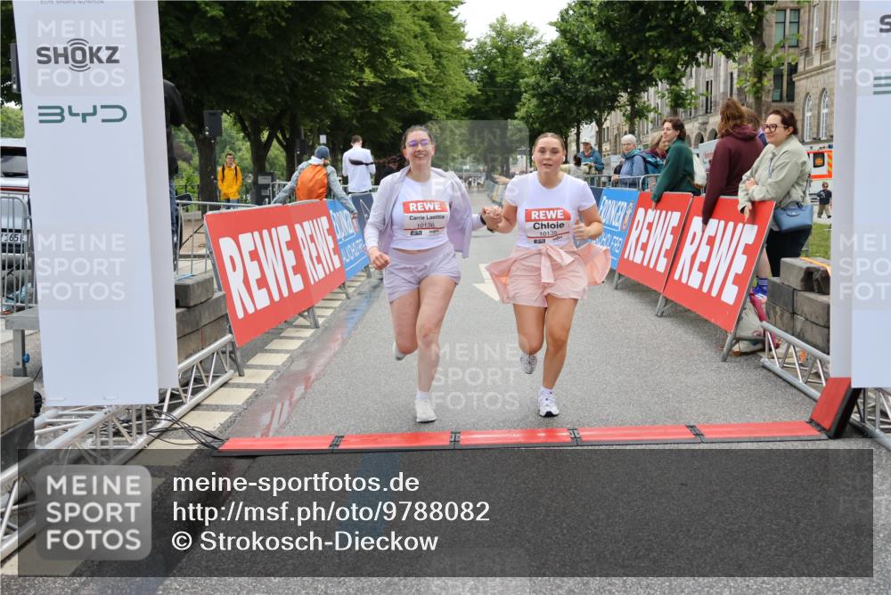14.06.2026 - REWE Women's Run Strokosch-Dieckow http://msf.ph/oto/9788082 14.06.2026 10:26:21 Ziel 10135, 10136 meine-sportfotos.de