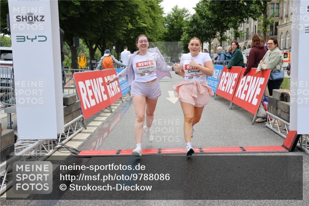 14.06.2026 - REWE Women's Run Strokosch-Dieckow http://msf.ph/oto/9788086 14.06.2026 10:26:21 Ziel 10135, 10136 meine-sportfotos.de