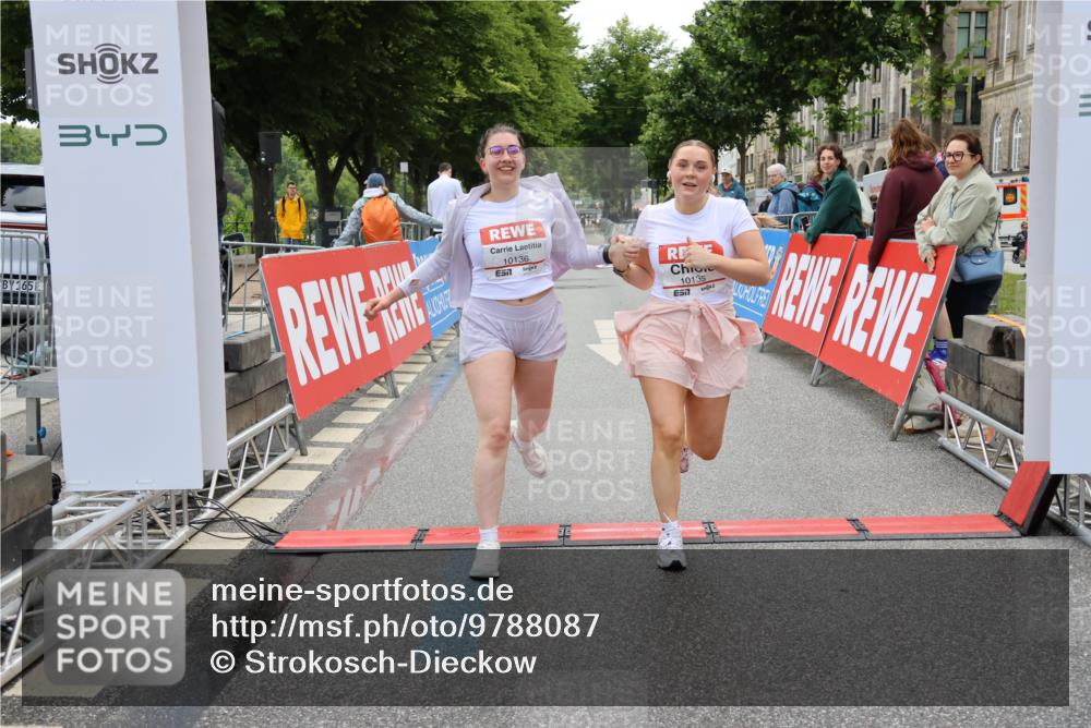 14.06.2026 - REWE Women's Run Strokosch-Dieckow http://msf.ph/oto/9788087 14.06.2026 10:26:21 Ziel 10135, 10136 meine-sportfotos.de