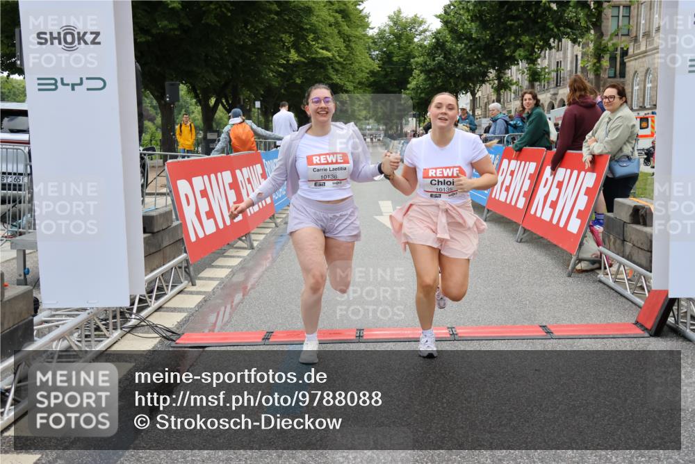 14.06.2026 - REWE Women's Run Strokosch-Dieckow http://msf.ph/oto/9788088 14.06.2026 10:26:21 Ziel 10135, 10136 meine-sportfotos.de
