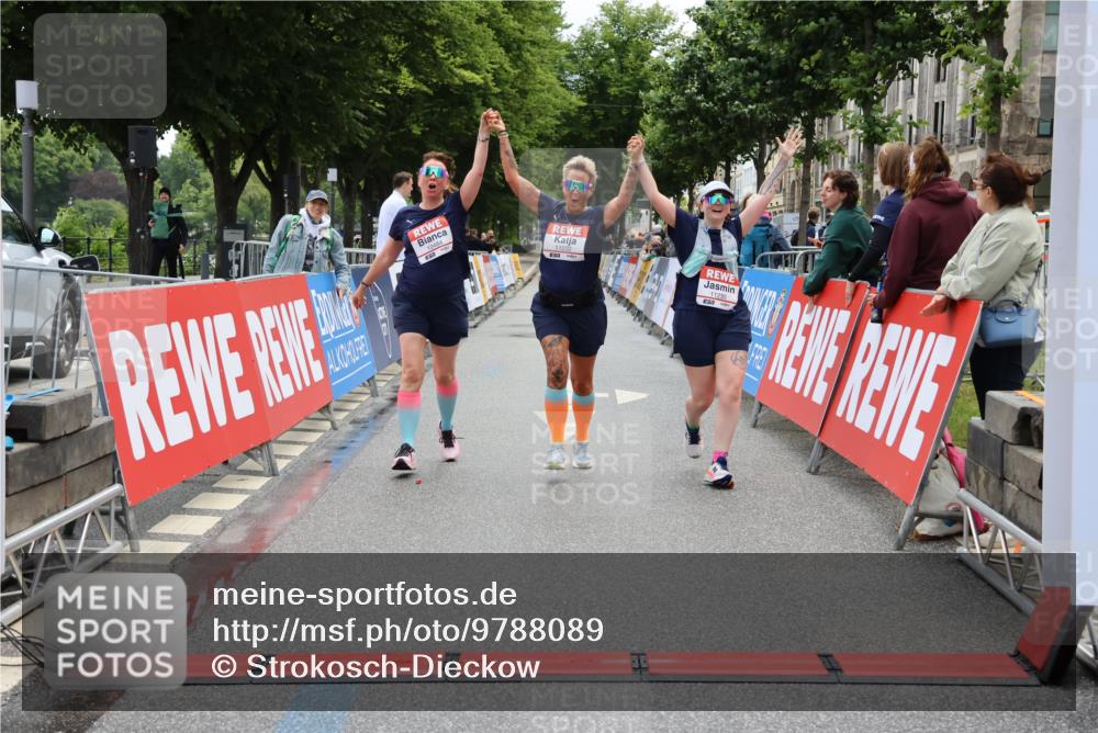 14.06.2026 - REWE Women's Run Strokosch-Dieckow http://msf.ph/oto/9788089 14.06.2026 10:27:01 Ziel 10484, 11230, 11232 meine-sportfotos.de