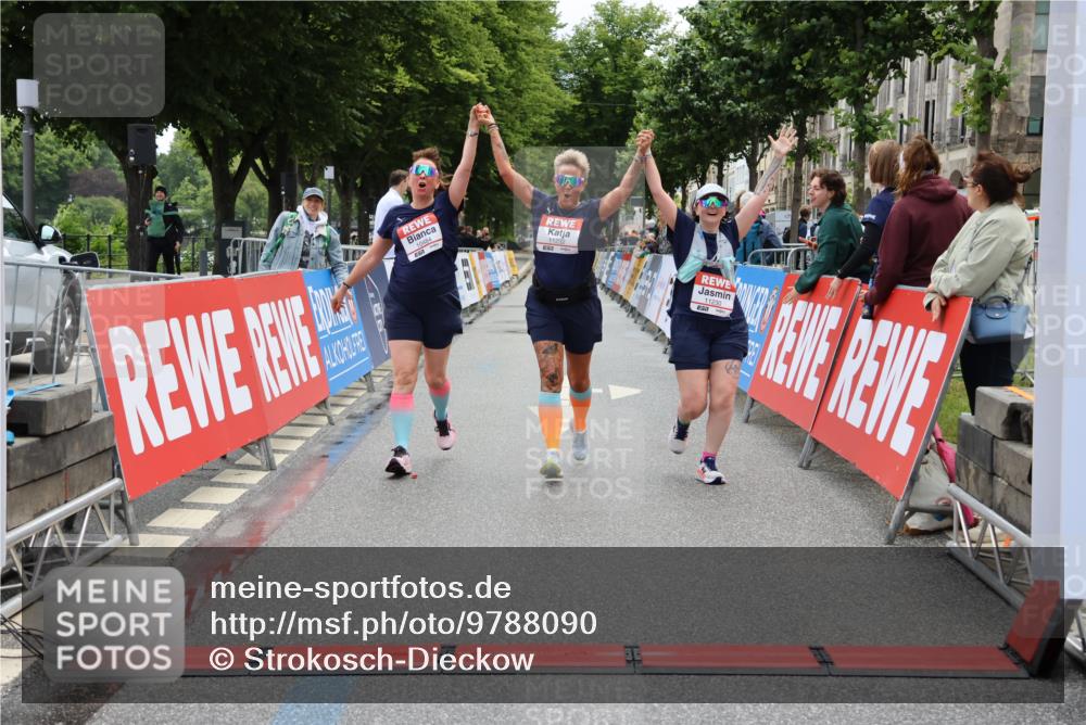 14.06.2026 - REWE Women's Run Strokosch-Dieckow http://msf.ph/oto/9788090 14.06.2026 10:27:01 Ziel 10484, 11230, 11232 meine-sportfotos.de