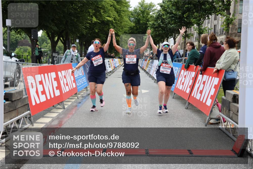 14.06.2026 - REWE Women's Run Strokosch-Dieckow http://msf.ph/oto/9788092 14.06.2026 10:27:01 Ziel 10484, 11230, 11232 meine-sportfotos.de