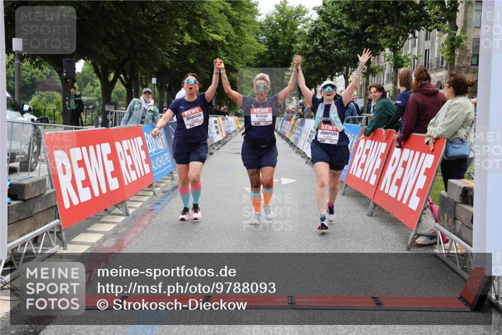14.06.2026 - REWE Women's Run Strokosch-Dieckow http://msf.ph/oto/9788093 14.06.2026 10:27:01 Ziel 10484, 11230, 11232 meine-sportfotos.de